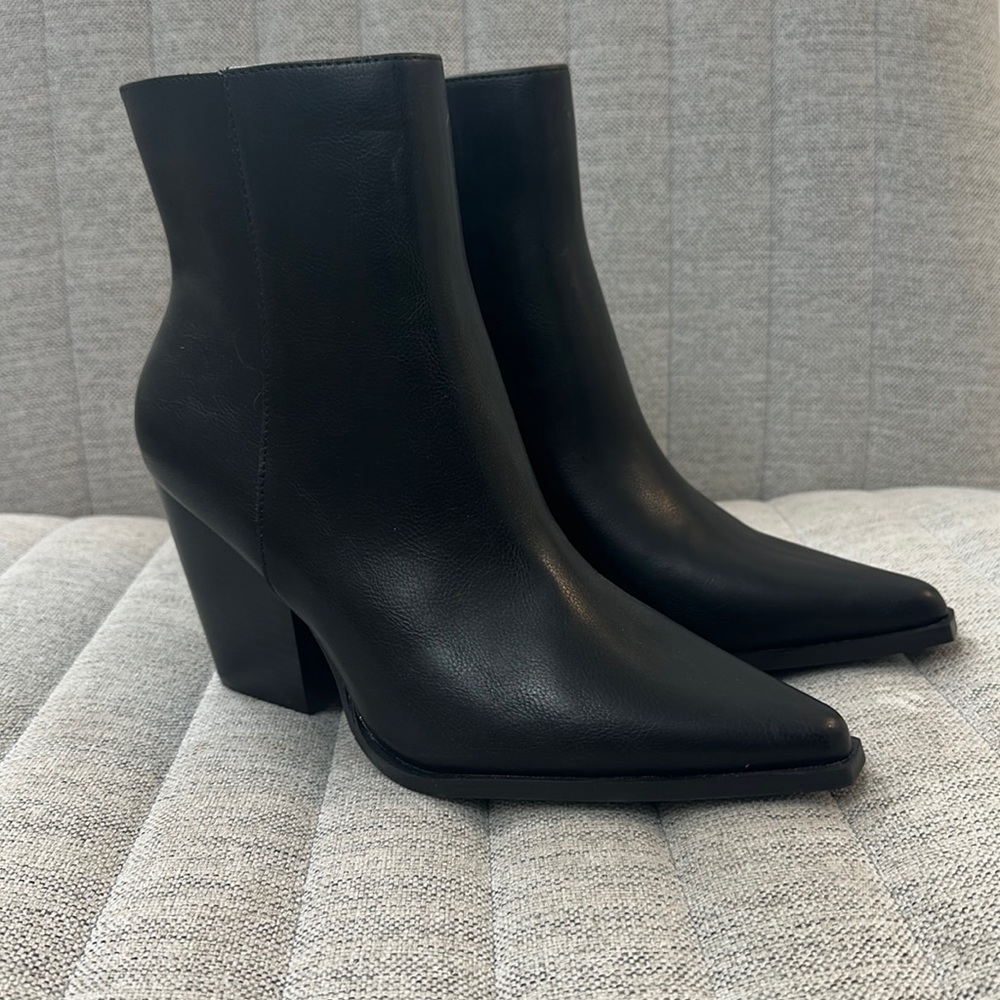 LEATHER BOOTIES